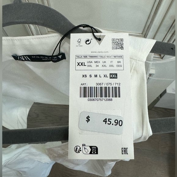 Halter neck linen top. Brand new with tags. Cut out back. - Picture 4 of 4